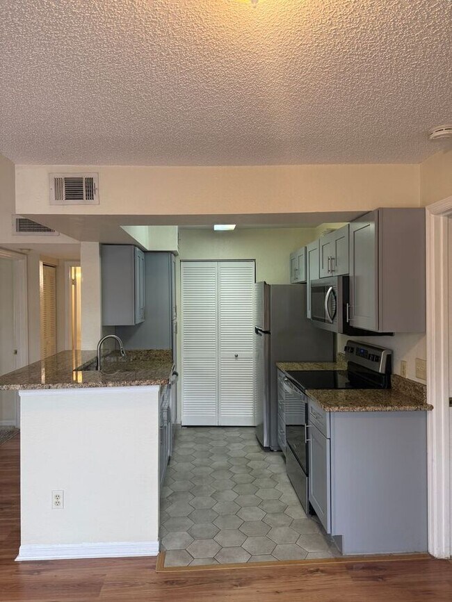 Building Photo - Beautifully remodeled 2/2 condo in Tradewinds, Metrowest!