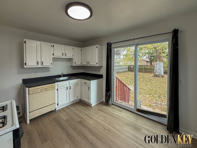 Building Photo - 3 Bed 1 Bath Lincoln Park Home