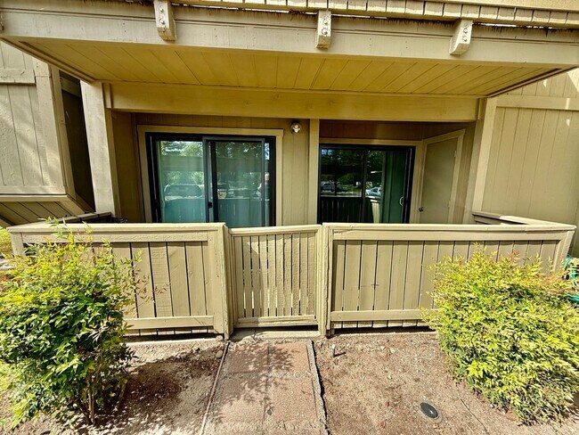 Building Photo - great condo in roseville available now