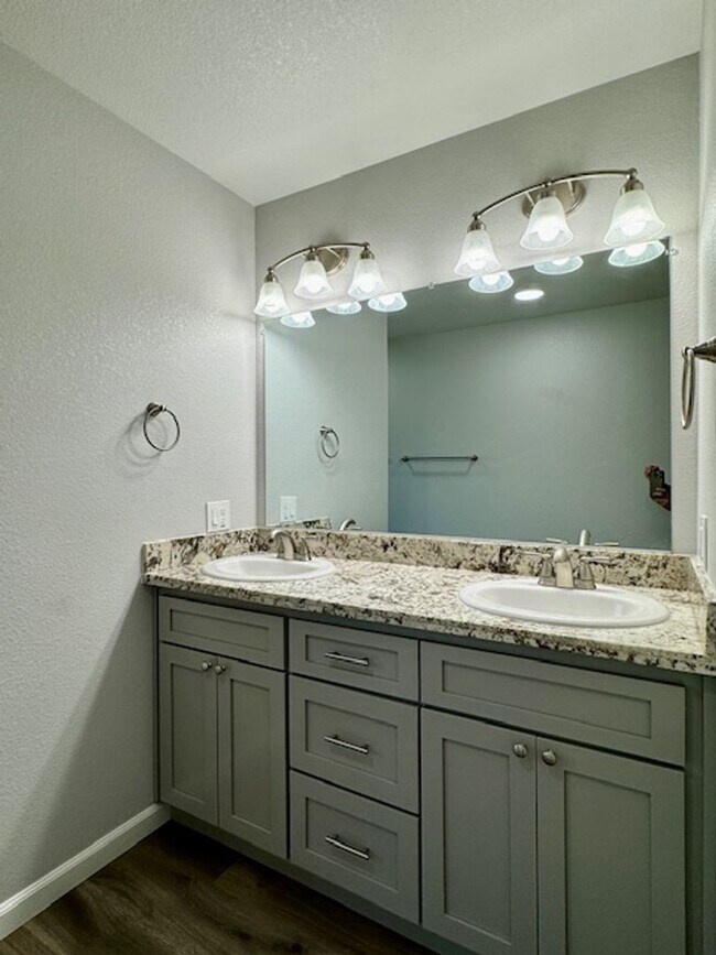 Building Photo - NEWLY RENOVATED 3 BED, 3 BATH ONE STORY HO...