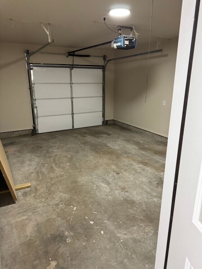 Building Photo - Fully Renovated 3 Bedroom Duplex in the he...
