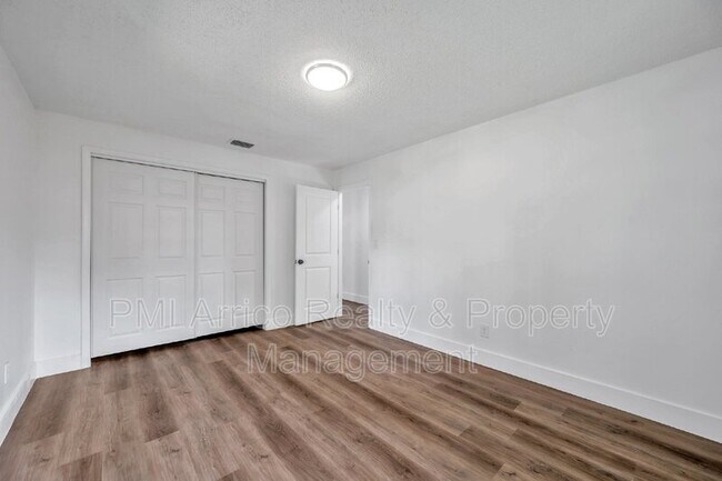 Building Photo - 304 W Idlewild Ave