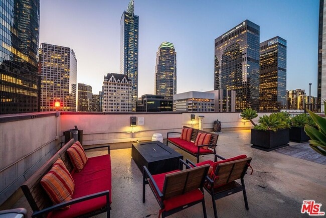 Building Photo - 655 S Hope St