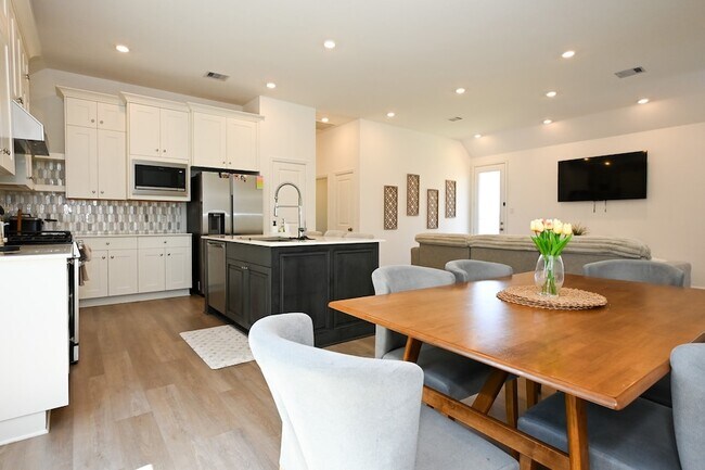 Building Photo - 3057 Pensacola Dr