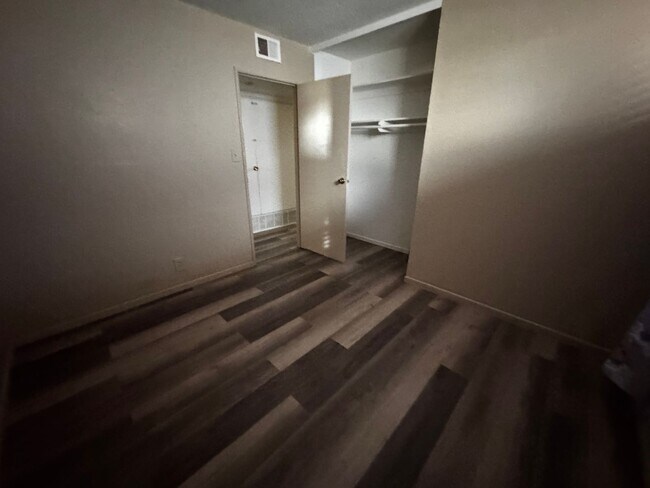 Building Photo - Charming and spacious Needles HOME