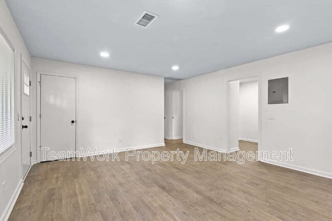 Building Photo - 3120 Matipan Ave