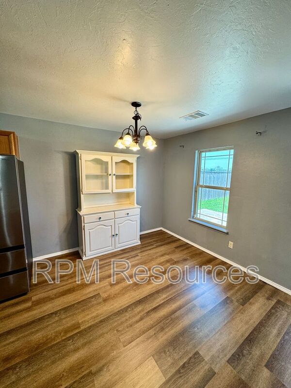 Building Photo - 7404 Park Meadow Dr