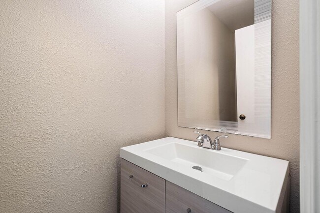 Building Photo - Clean, welcoming 2-bdrm/1.5 bath unit in Milwaukie. Private patio, quiet location, designated par...