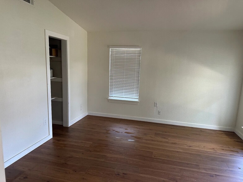 Building Photo - Room in House on Rockridge Dr