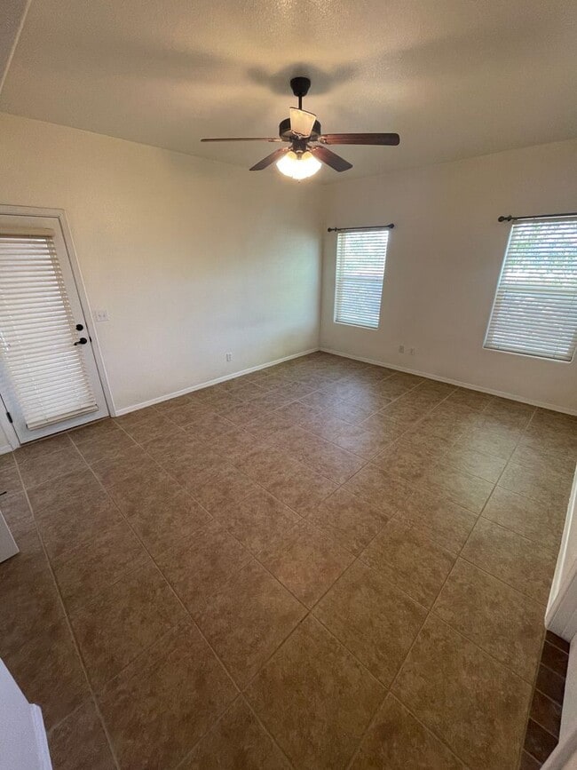 Building Photo - Lovely 4 Bedroom/2 Bath home in Parkhill E...