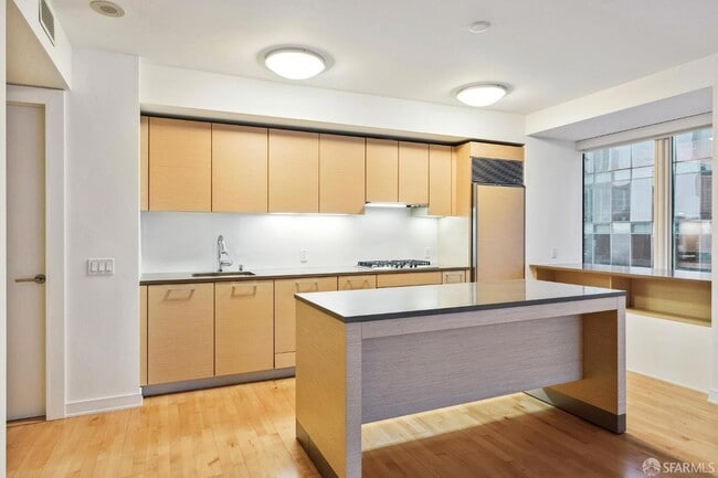 Building Photo - 301 Mission St