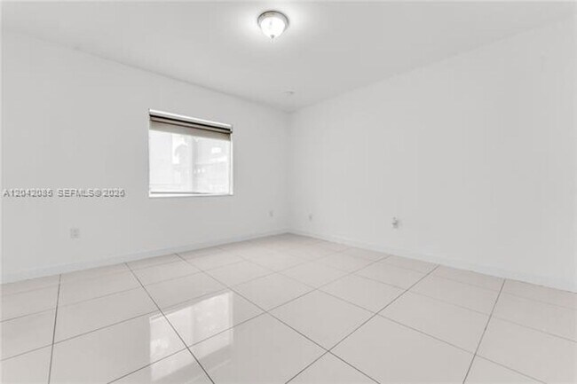 Building Photo - 1029 SW 11th Ave
