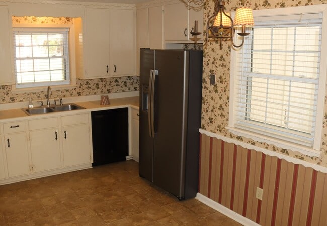 Building Photo - Charming family home in nice neighborhood