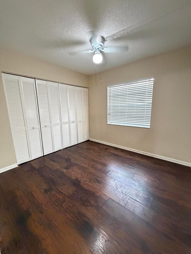 Building Photo - 9980 Twin Lakes Dr