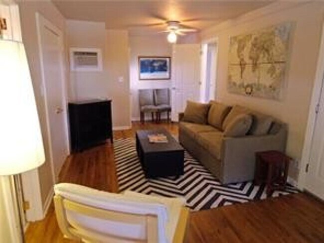 Building Photo - Available: Updated, spacious Tarrytown 4 bed / 4 bath, furnished or unfurnished