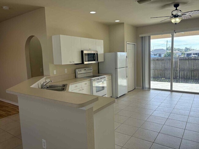 Building Photo - Charming 3-Bedroom 2 Bathroom and Garage in Lehigh Acres