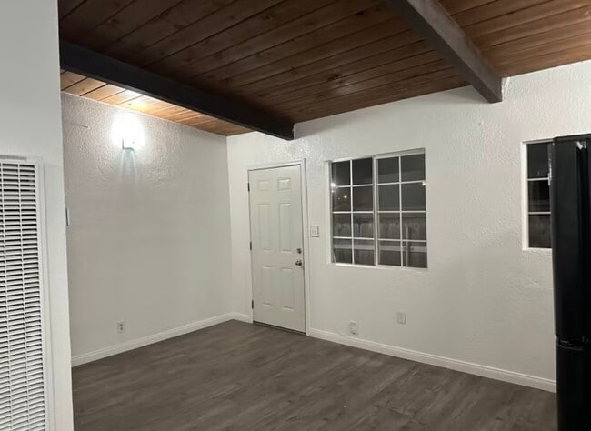 Building Photo - 626