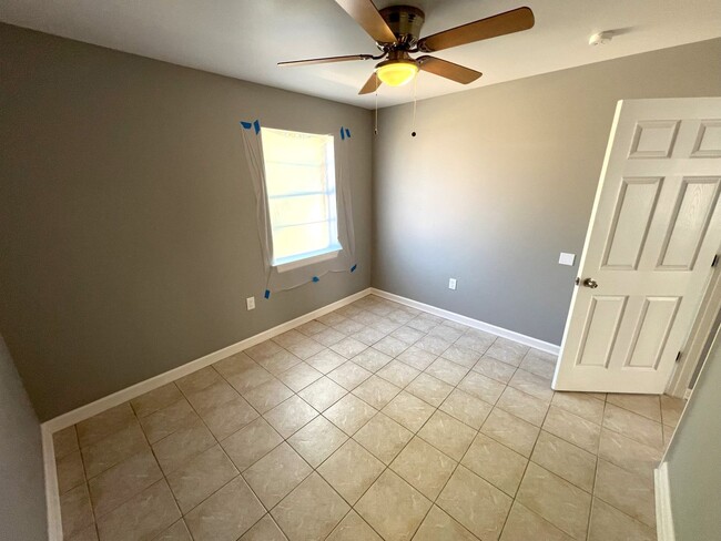 Building Photo - Baker Trails Apartments