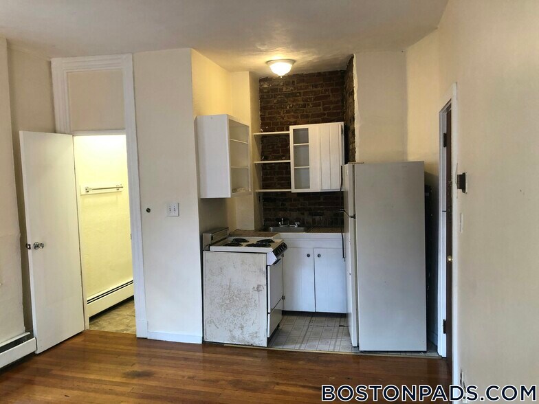 Building Photo - 40 Anderson St