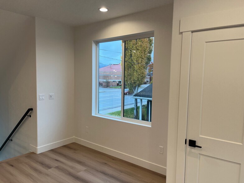 Living area - 569 E 7215 S