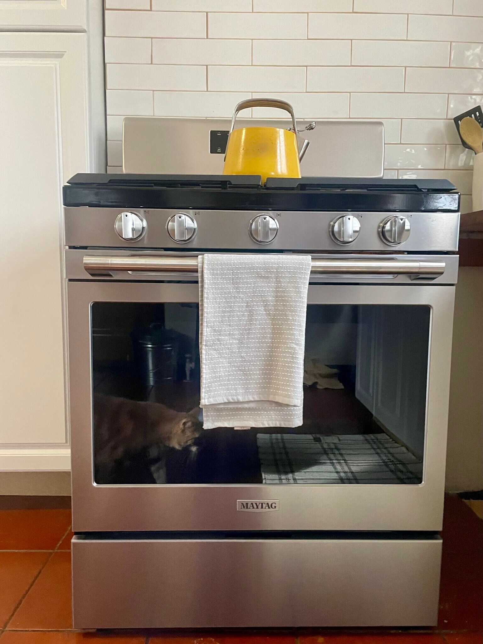 A brand new stove/oven was put in recently. - 186 Linwood St