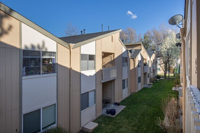 Building Photo - 2bed, 2bath condo with W/D, Balsony and river access