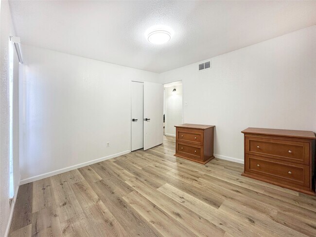 Building Photo - 9350 Country Creek St