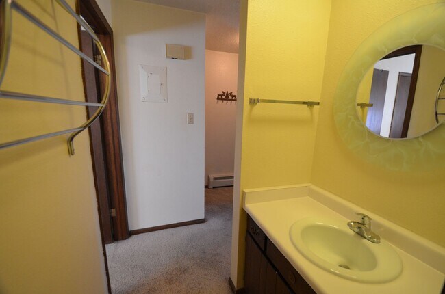 Building Photo - Dillon Valley East Condo! Great Natural Light!