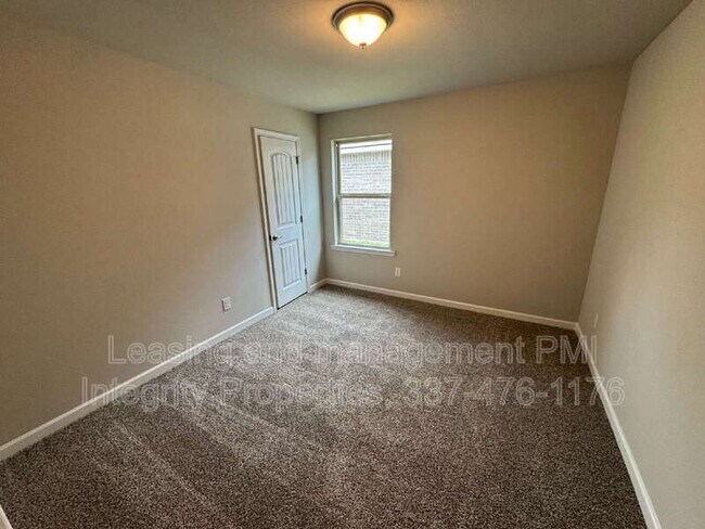 Building Photo - 229 Sidney Oaks Dr