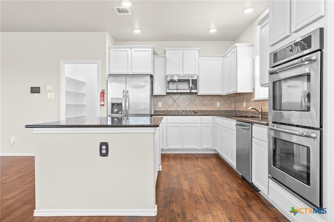 Building Photo - 3302 Lorne Dr