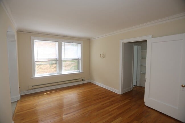 Building Photo - 533 W Roscoe St