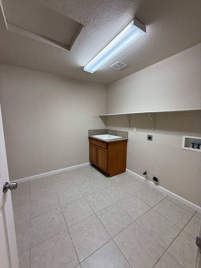 Building Photo - 2379 Albatross Way