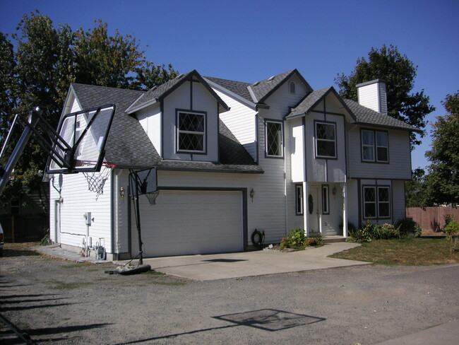 Building Photo - 12160 SE Johansen Ct