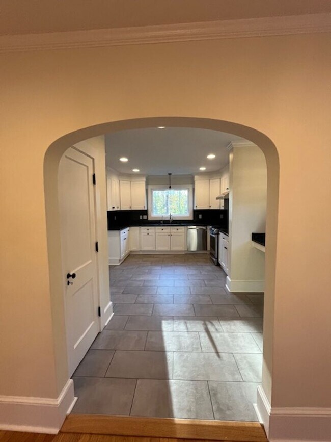 Building Photo - Beautifully Updated House in Forest Hills!