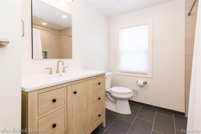 Building Photo - 31419 Sleepy Hollow Ln