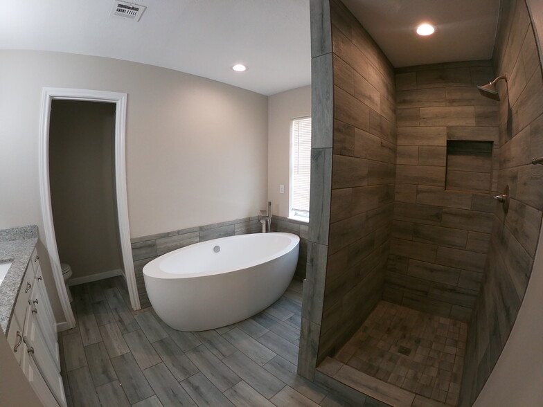 Master Bath - 2614 N Woodloch St