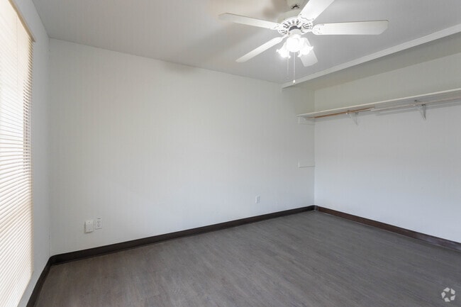 2 BR, 1 BA - 750 SF - Oak Shadows