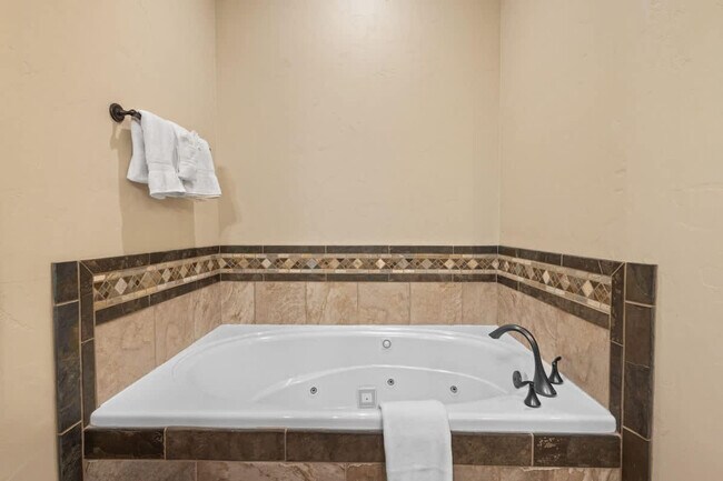 Building Photo - 1922 N Pebble Beach Dr