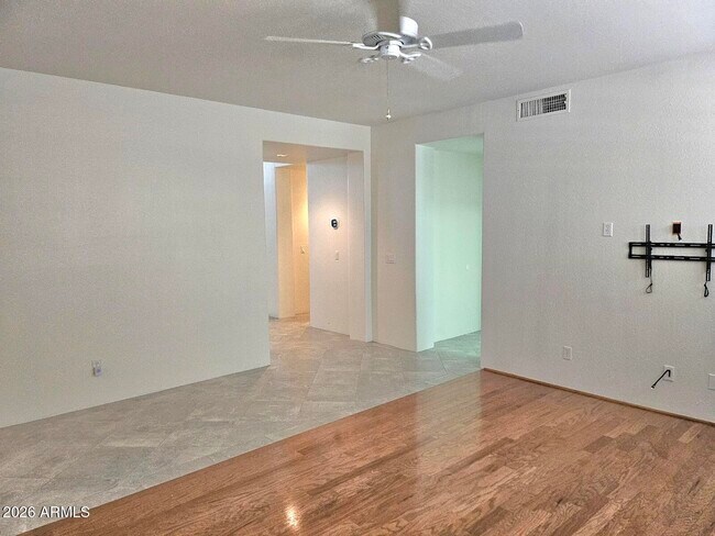 Building Photo - 1257 E Voltaire Ave