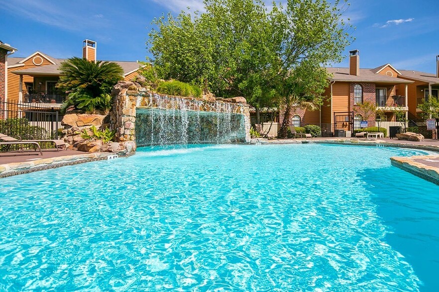 Waterfall Pool - Oaks of Westlakes Apartments