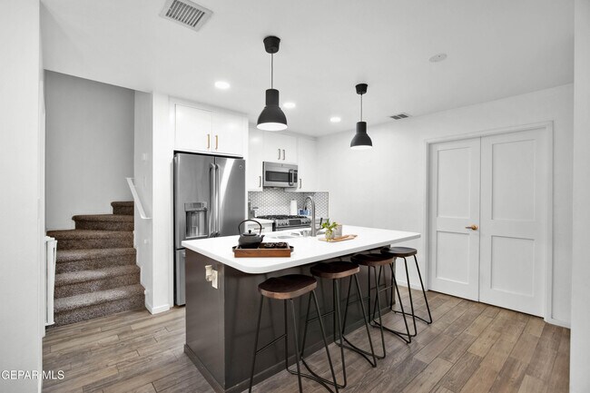 Building Photo - 4200 Camelot Heights Dr