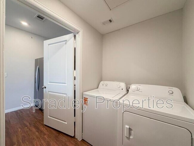 Building Photo - 1124 W Ave O