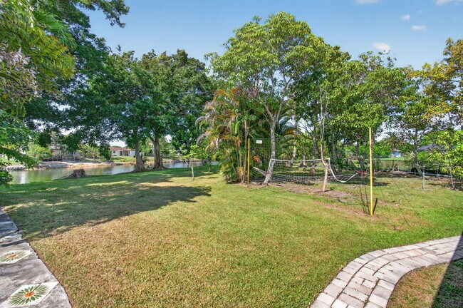 Building Photo - 4760 Bison St