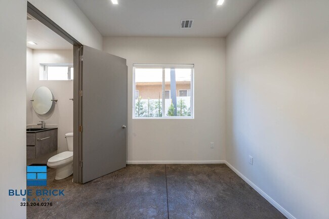 Building Photo - 5239-5241 Huntington Dr -