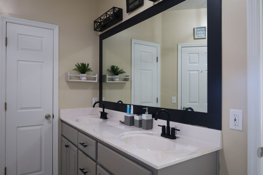 Master bathroom w/ double vanity - 2613 Altha Ave