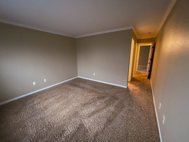Building Photo - Welcome home to this charming 4-bedroom, 2.5-bath home in Noblesville!