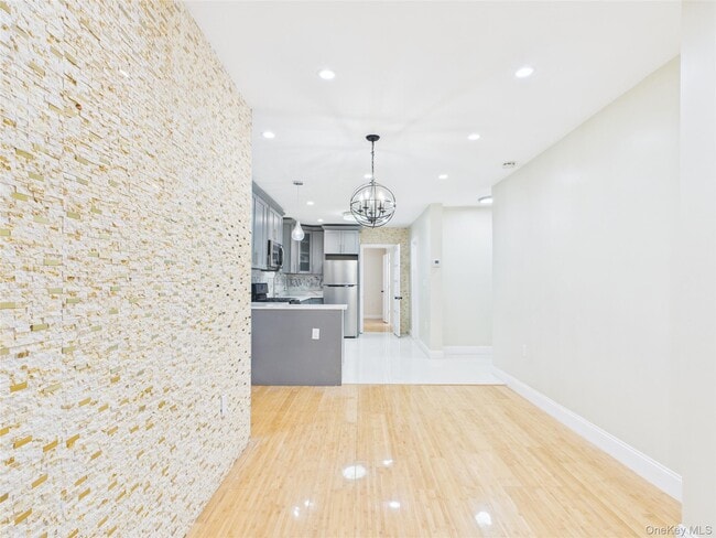 Building Photo - 25-16 Curtis St