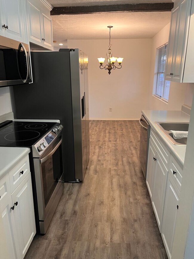 Building Photo - 3 bedroom, 2 bath bungalow on huge lot. Country living, but close to I-40, 140 and Wilmington.