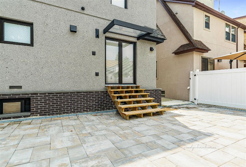 Building Photo - 71-31 Loubet St