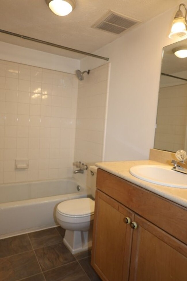 Building Photo - 2 bed 2 Baths Condominium-Rent (*2nd Month...